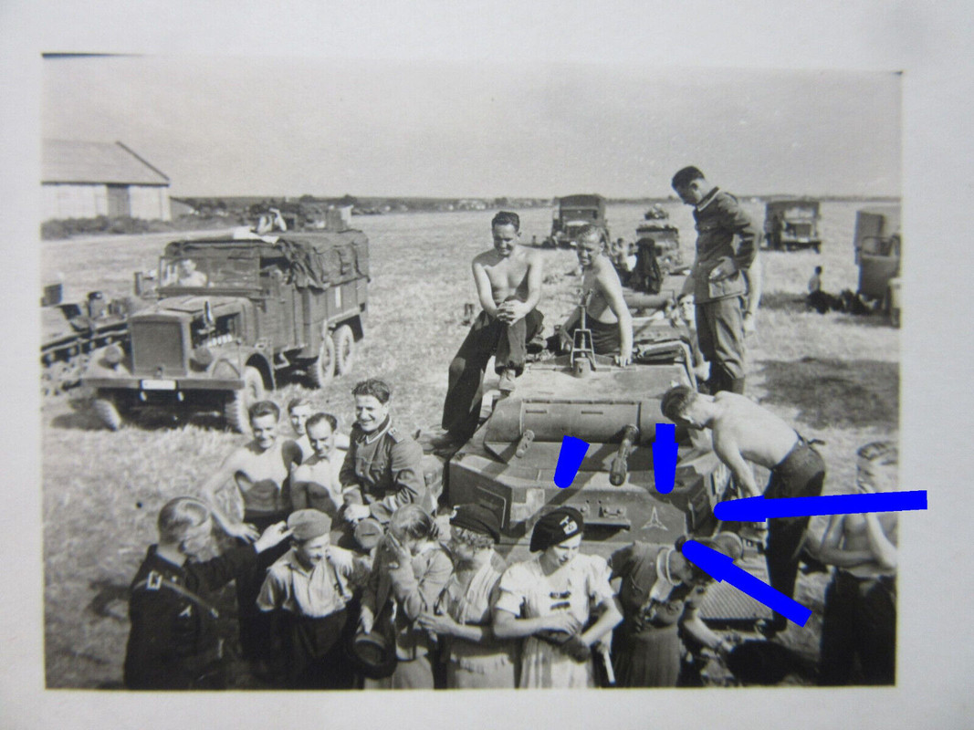 Foto Pz.Rgt.35 Panzer I Kennung 644 Frauen Panzerschutzmütze