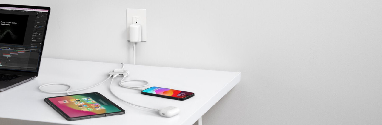 El cargador Belkin 42W junto a su cable USB-C a USB-C incluido.