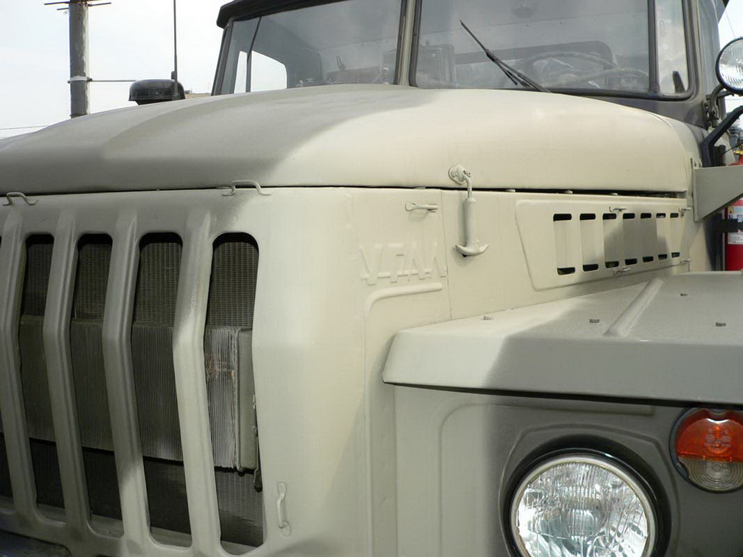 Фиксирующий замок капота 1