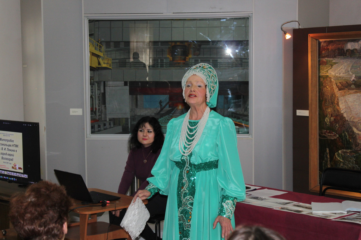 Родовед Н.И. Зятькова поет На Мамаевом кургане тишина...