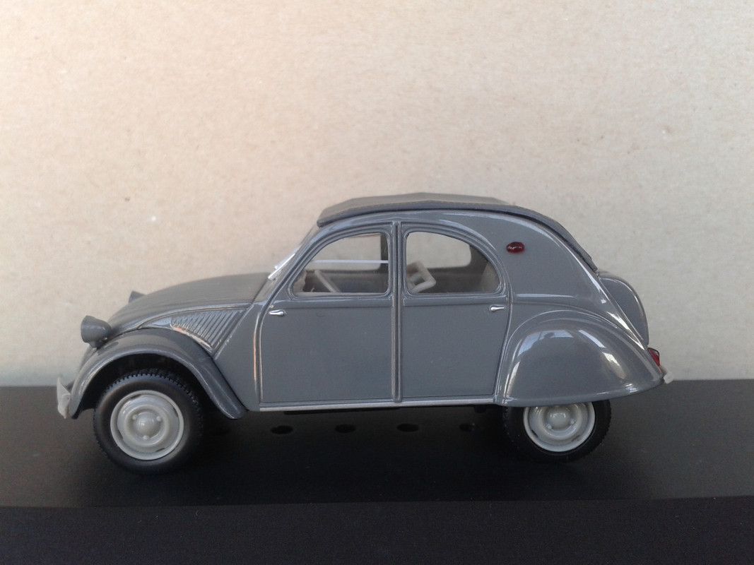 1956 Citroën 2CV AZL “maletero abombado” (Norev) (8)