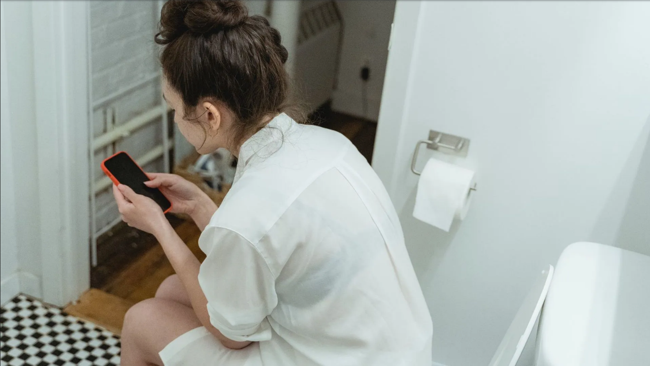 ¿Por qué no usar el celular en el baño? Esto pasa si lo haces