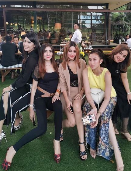 Nana bersama teman-temannya