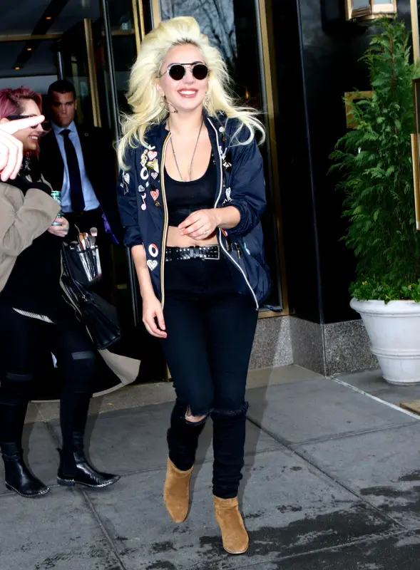 5-4-16-Leaving-her-apartment-in-NYC-001.