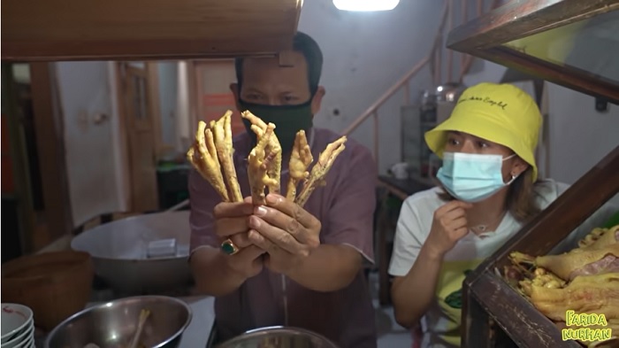 Pemilik Soto Ayam Wahyu Suroboyo, Wahyu bersama Farida Nurhan.