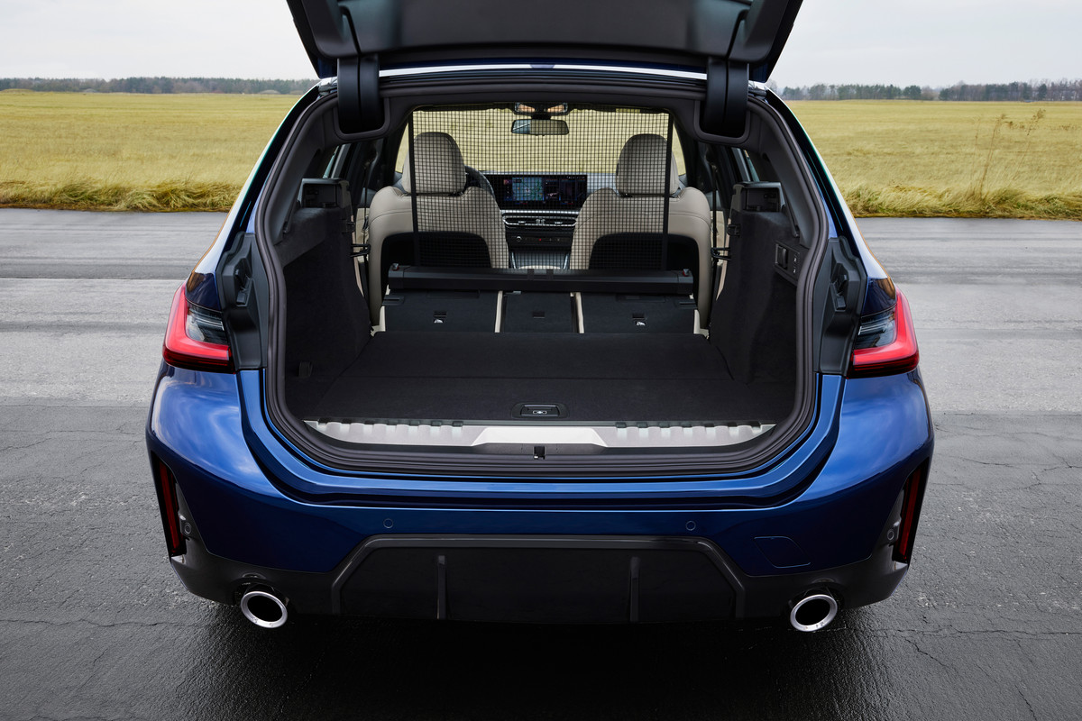 P90462564_highRes_the-new-bmw-330e-tou