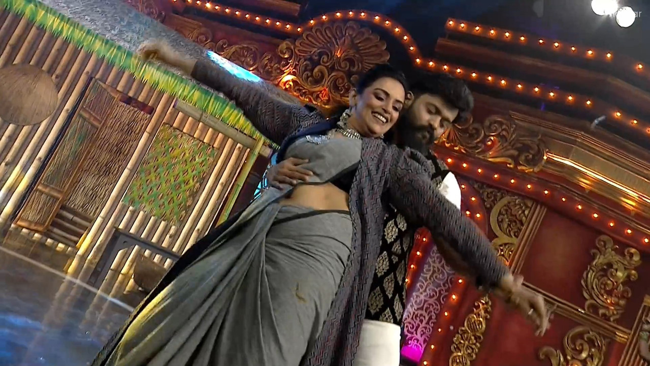 Shweta Menon Sizzling Navel show in Saree-Comedy Stars.mkv_snapshot_02.19.730