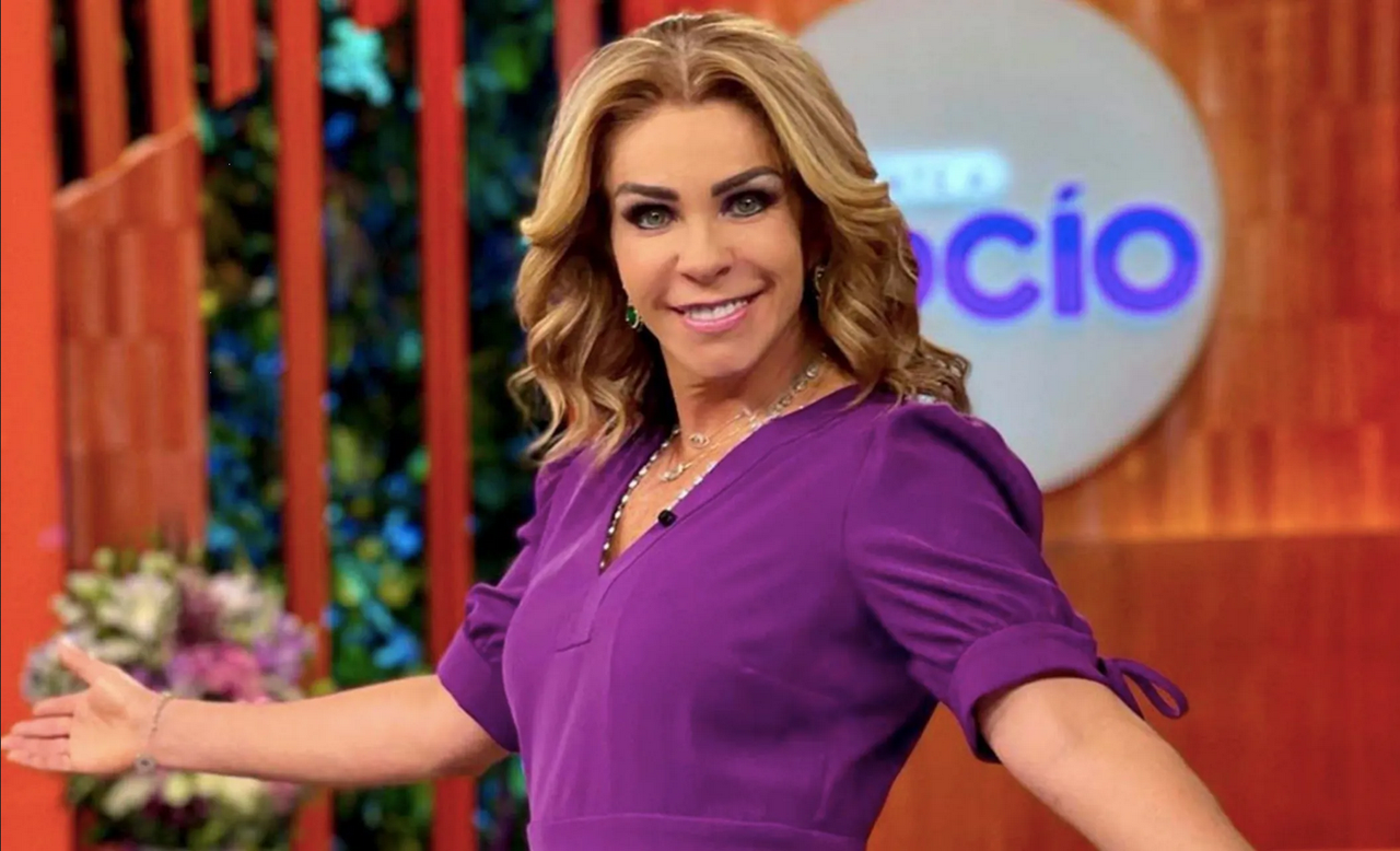 Con diminuto bikini, Rocío Sánchez Azuara deslumbra en la playa a sus 60 años