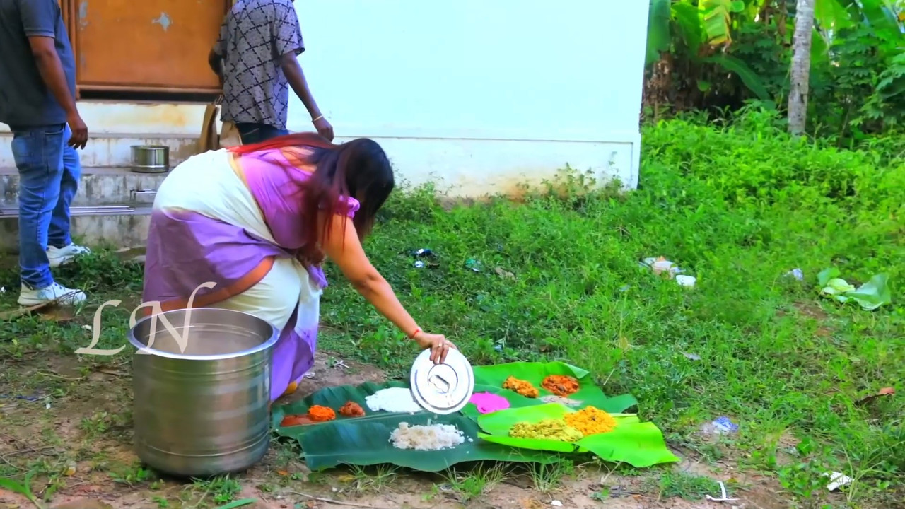 Lekshmi Nair Huge round breast and Navel in set saree.mp4_snapshot_00.55.901