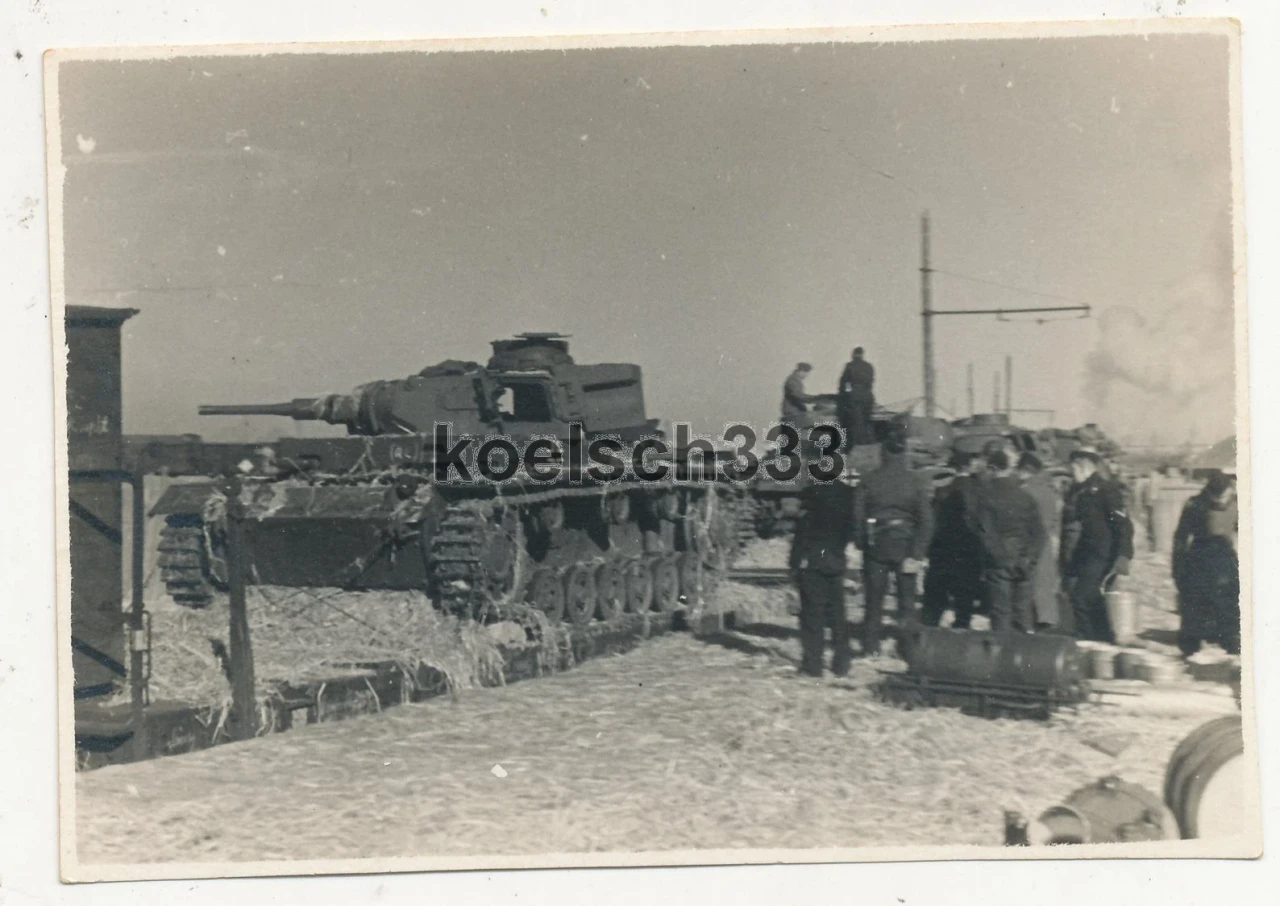 Foto Panzer III Kampfwagen der Wehrmacht am Bahnhof in Stalino Russland