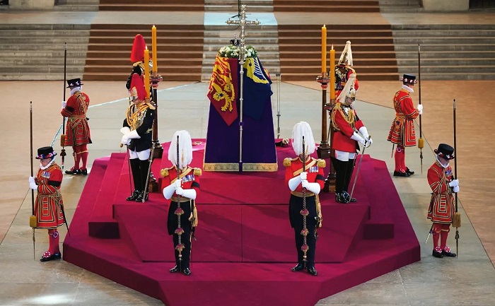 Peti mati Ratu Elizabeth II disemayamkan di Westminster Hall, London, Inggris, Rabu (14/9/2022).
Artikel ini telah tayang di TribunTravel.com dengan judul Diduga Kelelahan, Pengawal Kerajaan Inggris Pingsan saat Jaga Peti Ratu Elizabeth II, Videonya Viral, https://travel.tribunnews.com/2022/09/16/diduga-kelelahan-pengawal-kerajaan-inggris-pingsan-saat-jaga-peti-ratu-elizabeth-ii-videonya-viral.
Editor: Ambar Purwaningrum