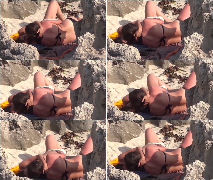 Sexy-Lesbians-Playing-on-the-Public-Beach-3.jpg