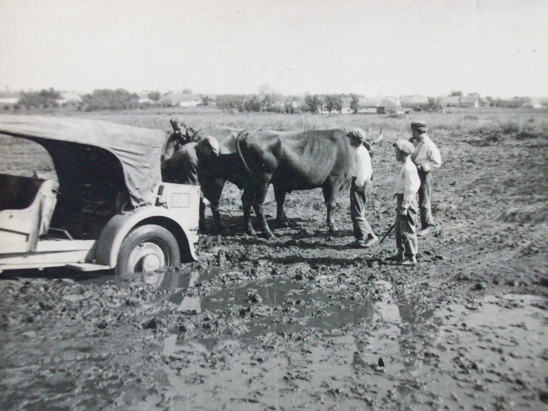 Einheimische helfen Kübelwagen aus Schlamm zu zi