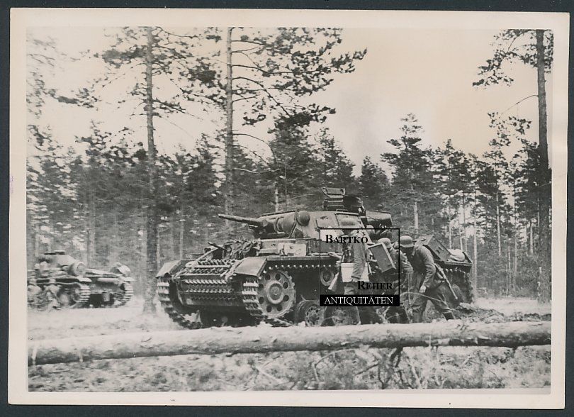 Panzer schützt Deutsche Infanterie im Vormarsch 