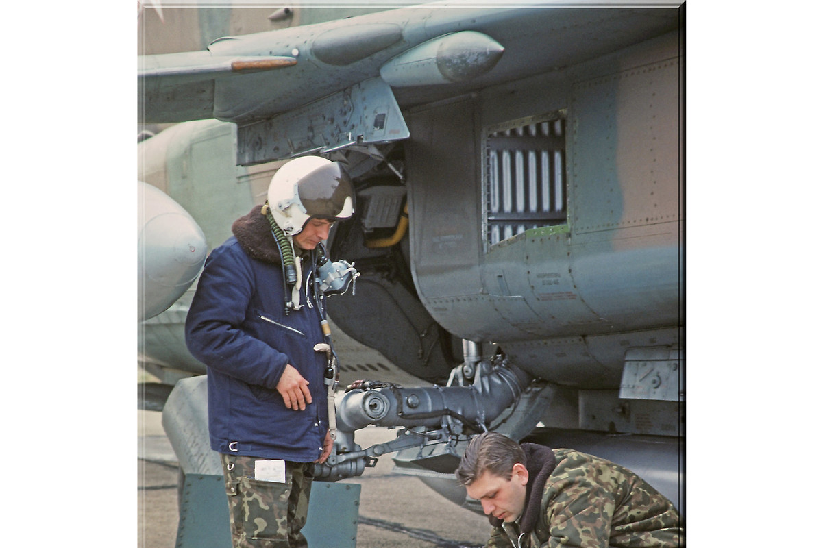 559 APIB Mig-23UB 93 Blue_390158 (2)