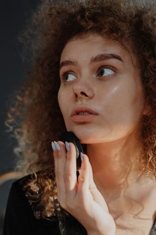 woman with oily skin that can cause her makeup to separate and uneven 