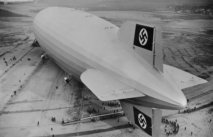 Hindenburg melakukan pendaratan di Lakehurst.