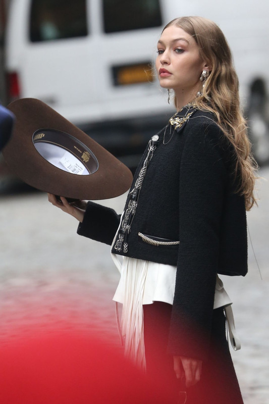 gigi-hadid-on-the-set-of-a-photoshoot-in-new-york-05-31-2018-1