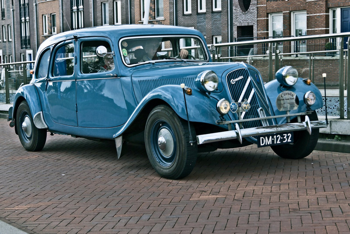 blue-citroen-traction-55.jpg