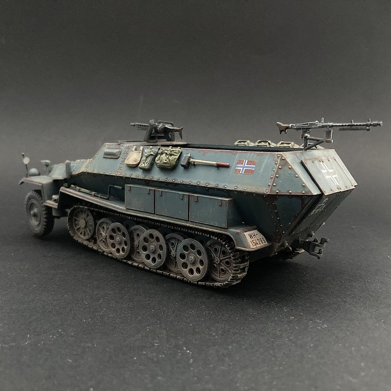 WW2 GERMAN SDKFZ 251/1 Hanomag Checkpoint Model Diorama Painted 1/35