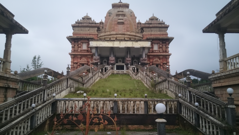 The primary offerings at the temple are Annaprasadam (the holy meal) and the take-home Panchakhajaya (dry sweet prasadam).
