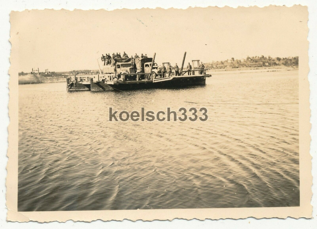 Foto LKW´s der Wehrmacht auf einer Fähre bei Nowgorod in Russland Citroen