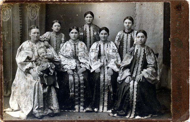 Уральские казачки из семьи ФРОЛОВЫХ.