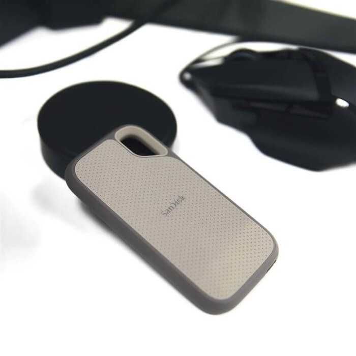 Disco duro SSD portátil SanDisk Extreme de 1TB, mostrando su diseño robusto y compacto.