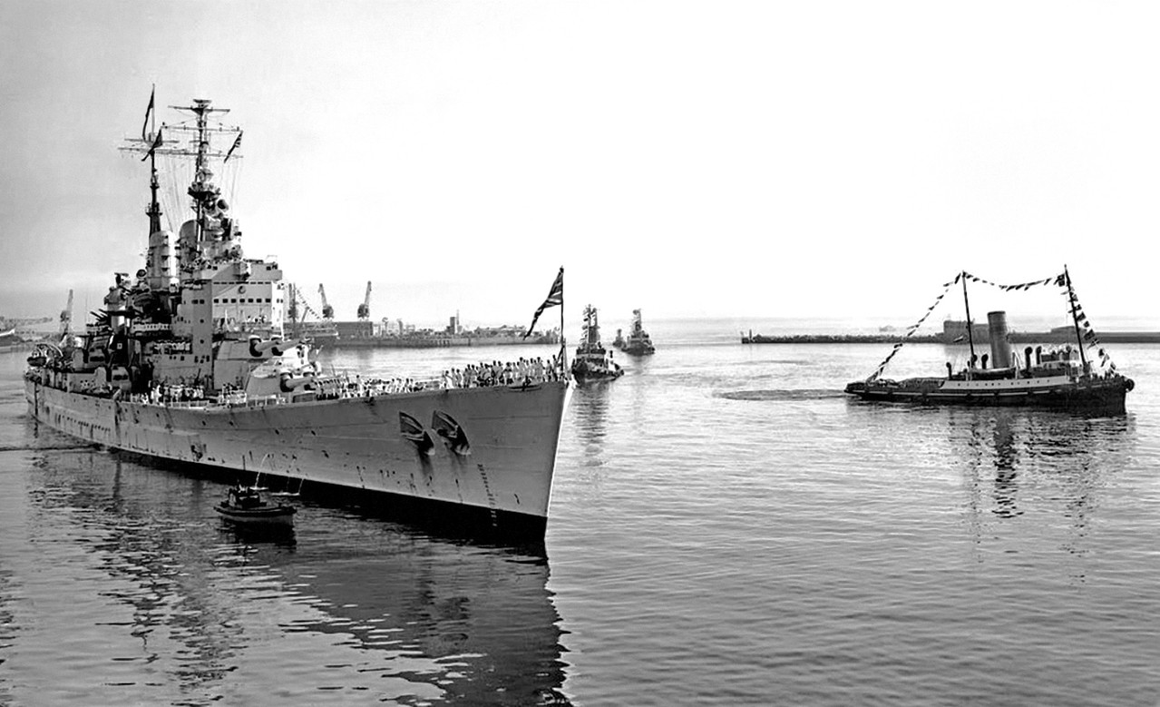 https://i.postimg.cc/SNKYCb7B/HMS-Vanguard-soprovozdaemyj-buksirami-vhodit-v-gavan'-Kejptauna-17-fevrala-1947-2.jpg