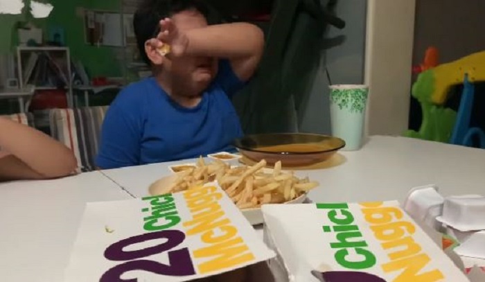Adam menangis saat bisa mencicipi kembali menu McDonald's favoritnya.