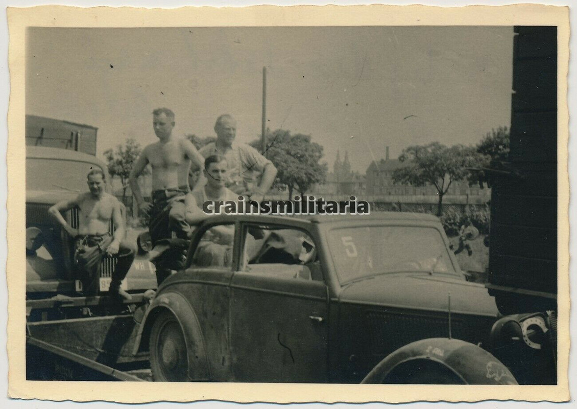 Orig. Foto Pkw m. Wappen (Schwein) auf Zug nach Russland 1941 Lkw