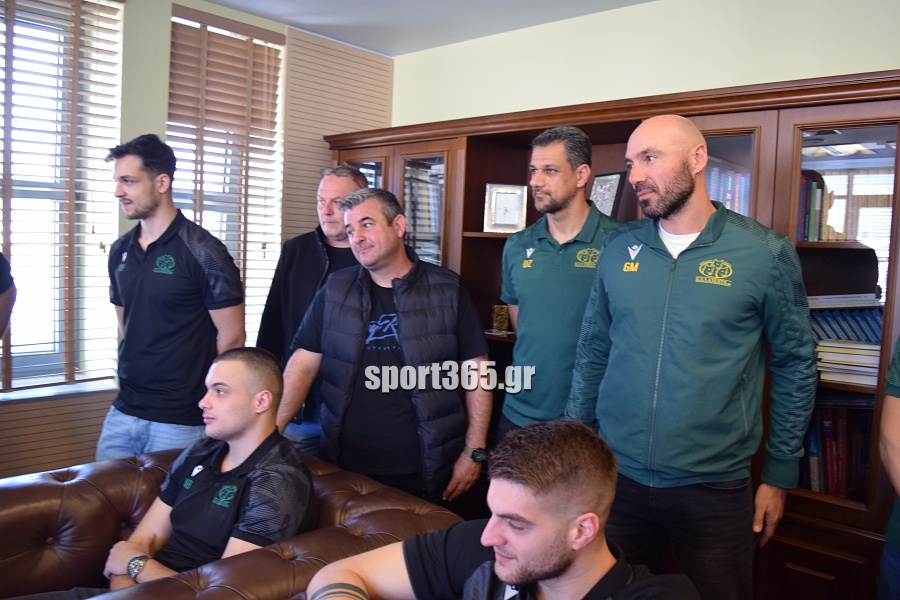 , Οι θριαμβευτές της Καλαμάτας ’80 στο Δημαρχείο: Η πόλη υποκλίθηκε στους πρωταθλητές! – «Να γιορτάσουμε και για την Μαύρη Θύελλα» (φωτο & βίντεο)