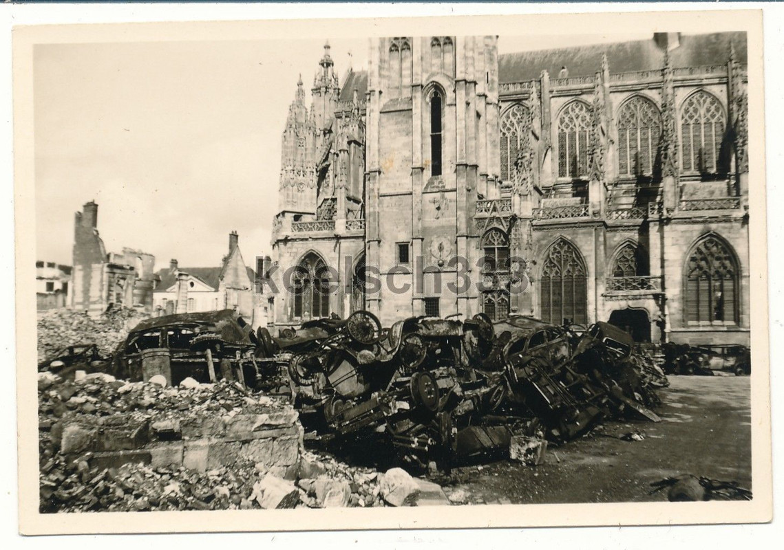 Foto PKW Wracks Häuser Ruinen Kirche Kathedrale 