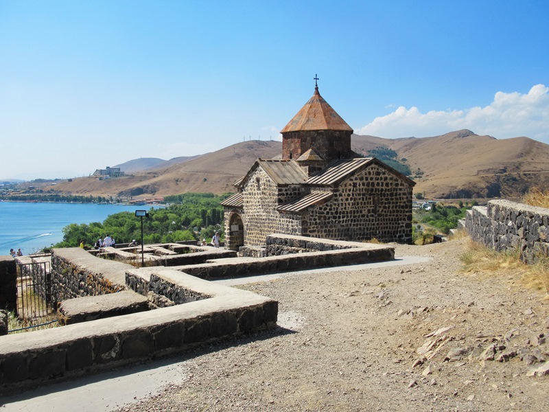 Армения - страна храмов, гор, камней и...