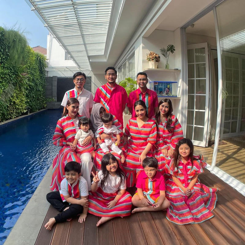 Potret Amy Qanita bersama anak-anak dan cucu-cucunya