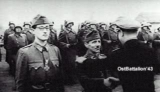 Soldado chino, izquierda, tras ser condecorado con la Cruz de Hierro Soldado chino, izquierda, tras ser condecorado con la Cruz de Hierro