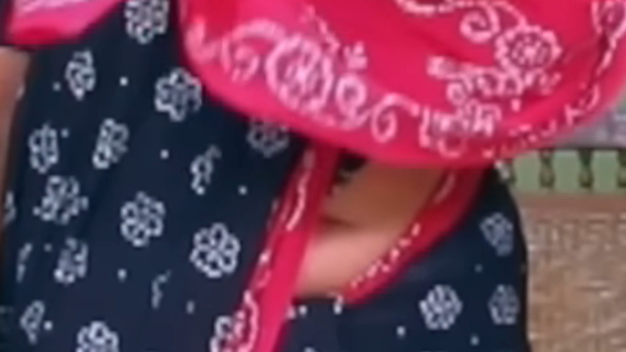 Roopashree Sexy Deep Navel Slips in Saree.mp4_snapshot_00.14.742