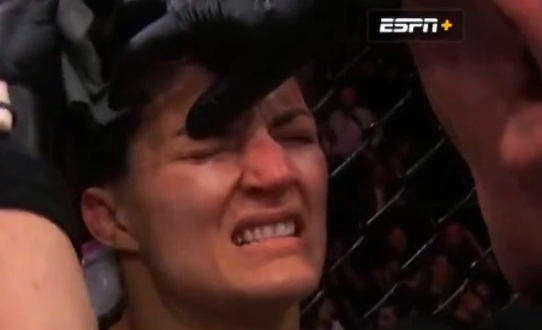 Състезателка на UFC насред битка: Трябва да акам!