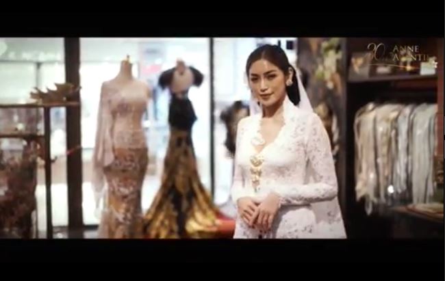 Jessica Iskandar fitting baju pengantin rancangan Anne Avantie