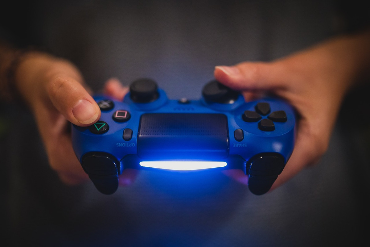 Une manette de PS4