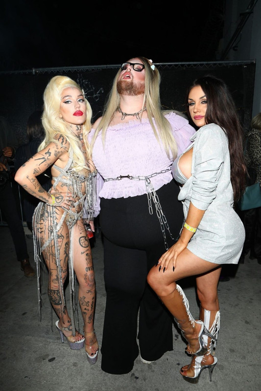 Courtney-Stodden-Brooke-Candy-upskirtSTARS.com-1024x1536 (57)