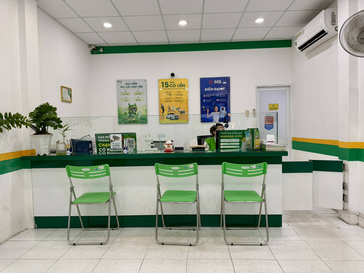 Nhân viên F88 hỗ trợ tại phòng giao dịch 03 Lê Hồng Phong
