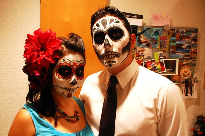 Para peserta Day Of The Dead biasanya melukis wajah mereka untuk melambangkan tengkorak.