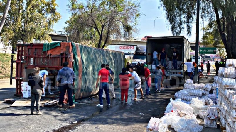 Tráiler con 6 toneladas de bebidas alcohólicas se vuelca en avenida Vallejo