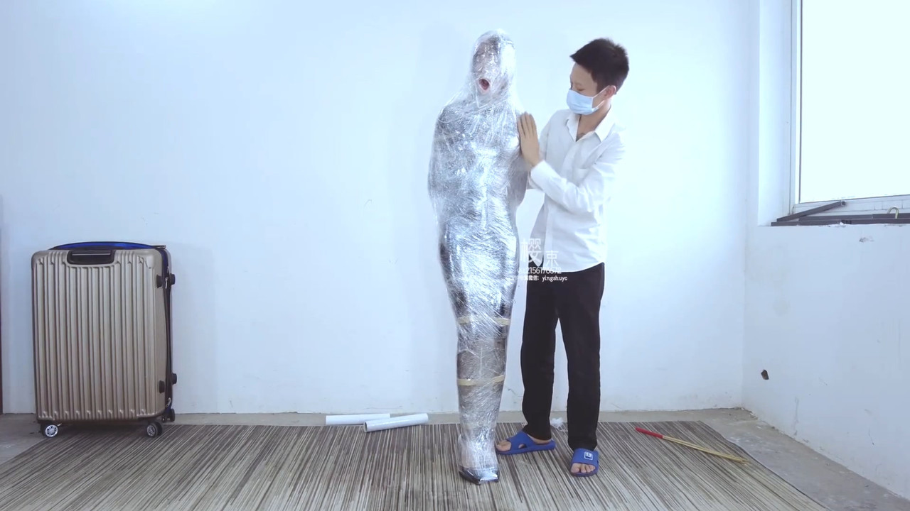 樱束原创 保鲜膜全包木乃伊制作装箱.mp4_20210708_085917.998