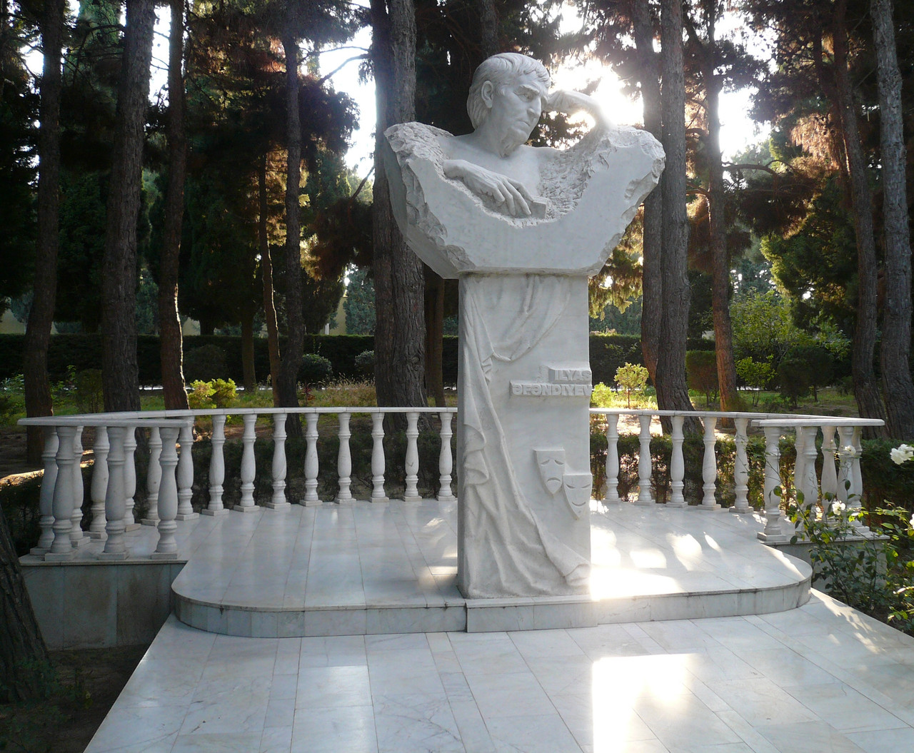 Efendiev-IM-grave