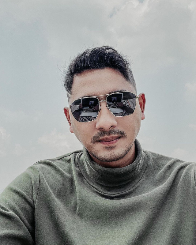 Gaya rambut baru Arya Saloka