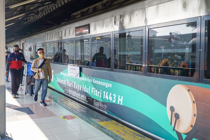 PT Kereta Api Indonesia memasang livery khusus pada sejumlah rangkaian Kereta Api (KA) Jarak Jauh.
