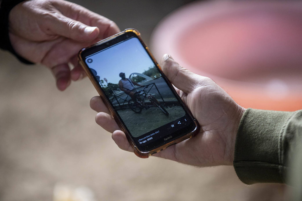 [Móvil con una foto de recuerdo de Jorge]