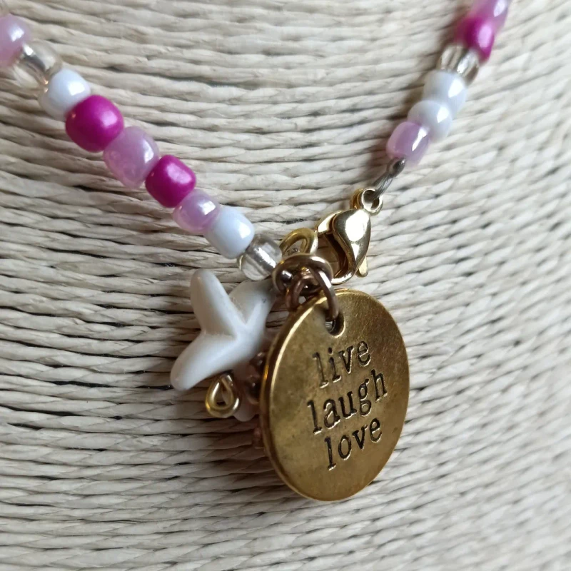 Bijou dorada y cristales: material bien usado con efecto premium